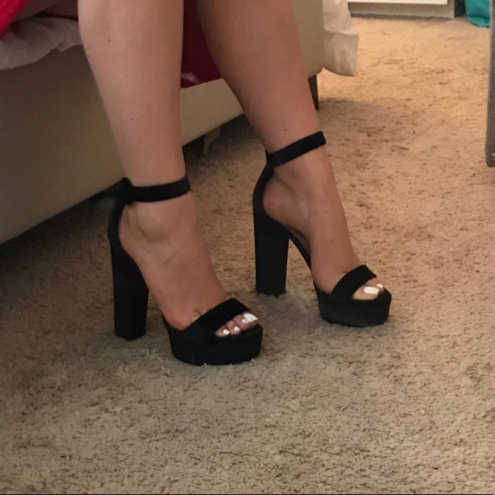 Black strappy chunky heels